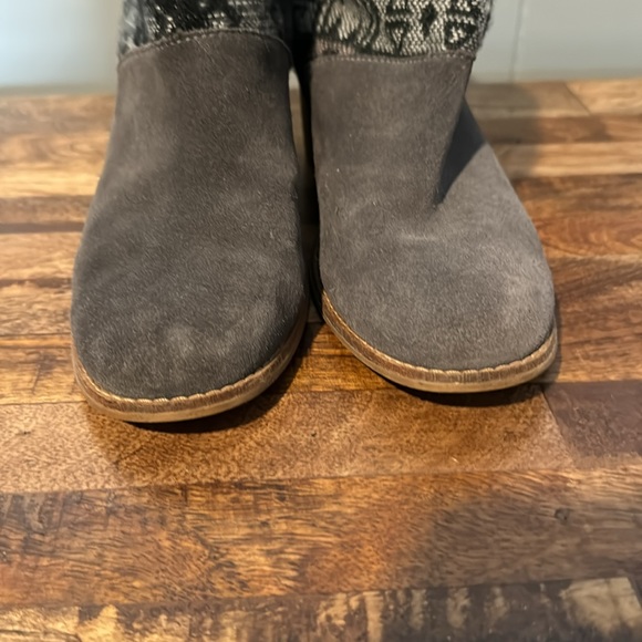 TOMS Suede Ankle Booties, Western, Block Heel, Gray, Black, Gently Used, Size 8 - Picture 3 of 14